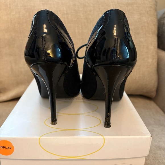 Circa Joan and David Black and Gray Flannel Oxford Style Shoes 7M - Picture 3 of 5